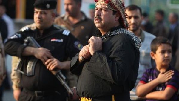 رجل امن عراقي يراقب خلال مسيرة احياء لذكرى عاشوراء في الكاظمية