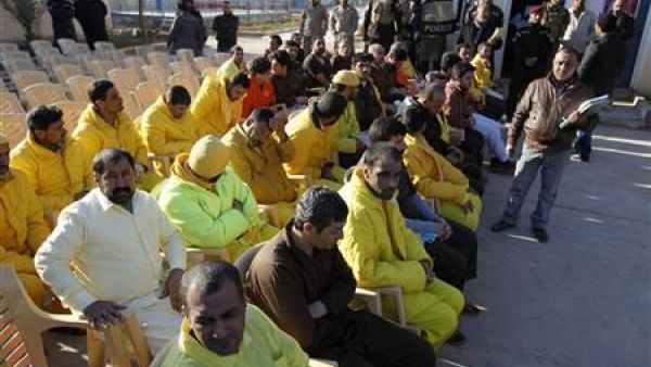 سجناء في أحد سجون بغداد في انتظار الافراج عنهم يوم الاثنين. 
