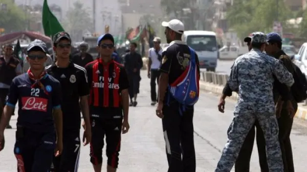 عراقيون في منطقة الكاظمية في بغداد