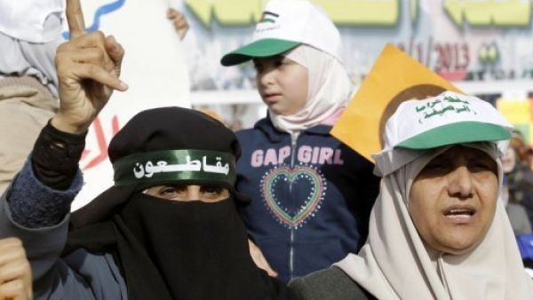 نساء خلال تظاهرة مؤيدة لحزب جبهة العمل الاسلامي الذي يقاطع الانتخابات