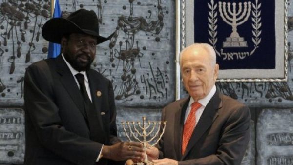 الرئيس الاسرائيلي شمعون بيريز مستقبلا رئيس جنوب السودان سلفا كير خلال زيارته لاسرائيل 