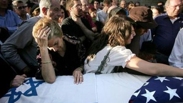 مشيعون خلال جنازة دانييل وولتز في القدس
