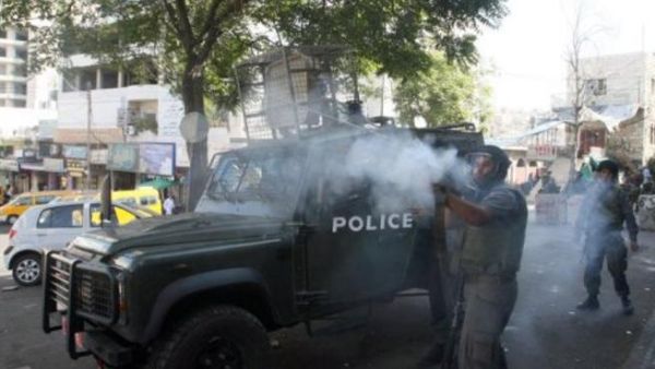 جنود اسرائيليون يطلقون الغاز المسيل للدموع لتفريق متظاهرين في الخليل 
