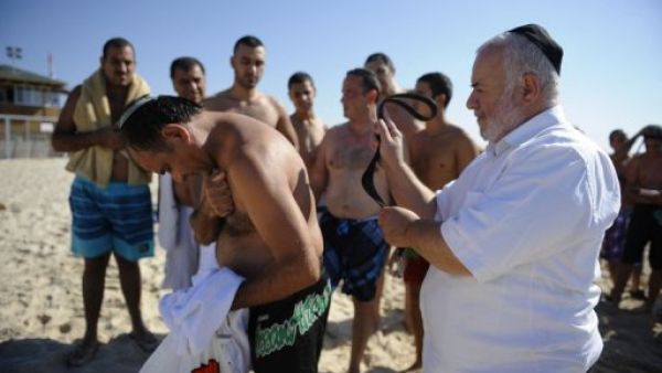 يهود يمارسون شعائر دينية قبيل بدء يوم الغفران في اشدود
