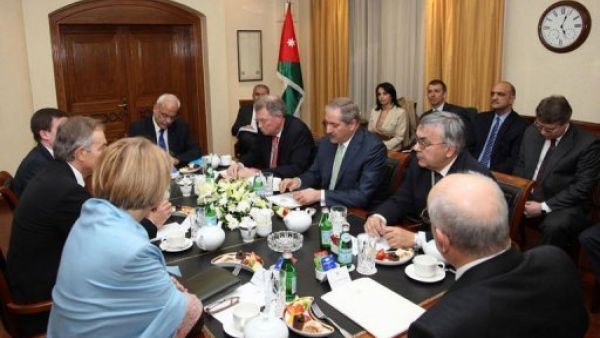 ممثلو اللجنة الرباعية بينهم رئيس الوزراء االبريطاني السابق توني بلير (وسط الى اليسار) في الاجتماع الاول بين المسؤولين الفلسطينيين والاسرائيليين في عمان 
