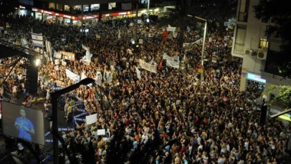 متظاهرون اسرائيليون في وسط تل ابيب الاسبوع الماضي