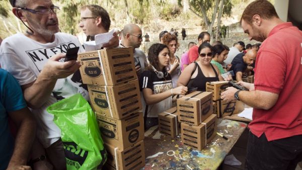 ISRAEL, Haifa : Israelis queue to collect gas mask kits at a distribution center in the Mediterranean coastal city of Haifa, north of Israel, on August 29, 2013. AFP PHOTO / JACK GUEZ