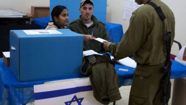 اعلن الجيش الاسرائيلي ان الجنود الاسرائيليين بدأوا التصويت