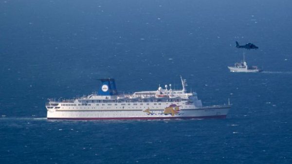 سفينة ومروحية حربية اسرائيليتان تبحران قرب سفينة ركاب قبالة ساحل حيفا
