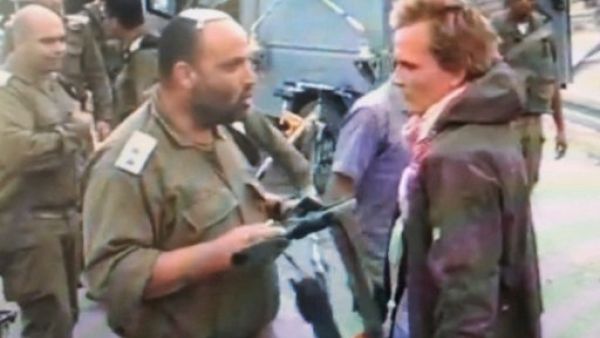 صورة عن يوتيوب للضابط الاسرائيلي قبل ان يضرب الناشط بسلاحه
