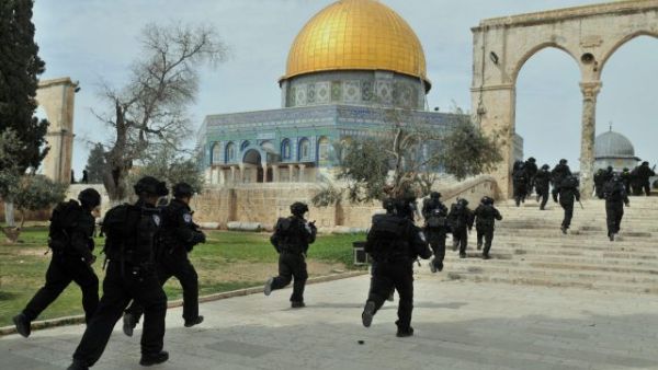 إسرائيل تقتحم باحات المسجد الأقصى إسرائيل تقتحم باحات المسجد الأقصى