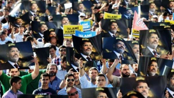 الالاف يتظاهرون في اسطنبول دعما لمرسي