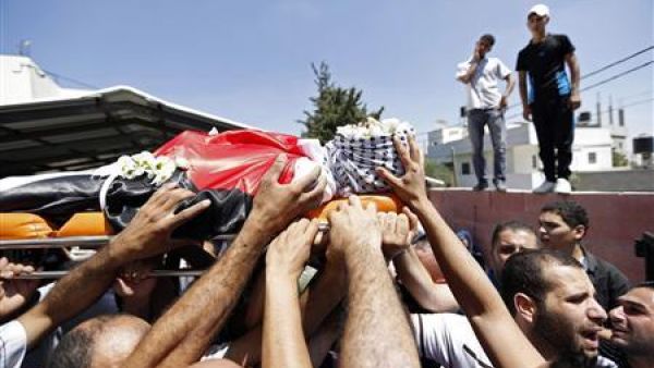 فلسطينيون يحملون جثمان يونس جحجوح خلال جنازته يوم الاثنين قرب رام الله