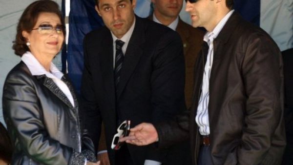 سوزان مع نجليها 