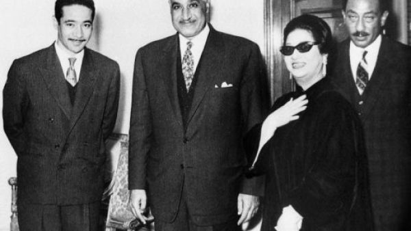 صورة تذكارية تجمع الراحلين المغنية ام كلثوم والرئيس جمال عبدالناصر ويبدو الى اقصى اليمين الرئيس الاسبق انور السادات