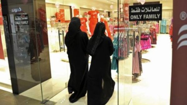 سعوديتان تدخلال احد المحلات التجارية لملابس النساء في جدة 
