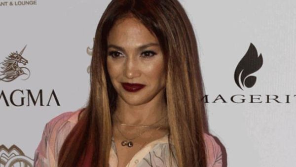 Jennifer Lopez descends on Dubai