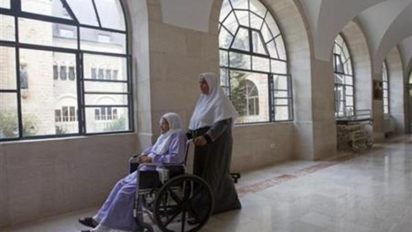 مريضة خلال نقلها داخل مستشفى اوجستا فيكتوريا في القدس الشرقية
