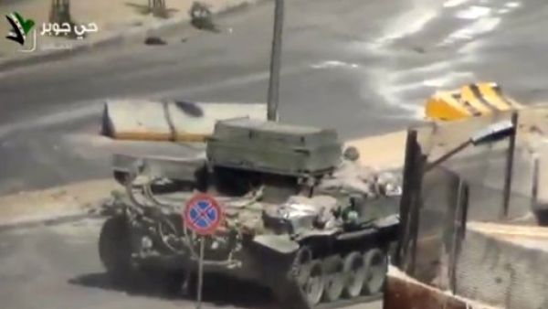 دبابة للجيش السوري في حي جوبر في دمشق