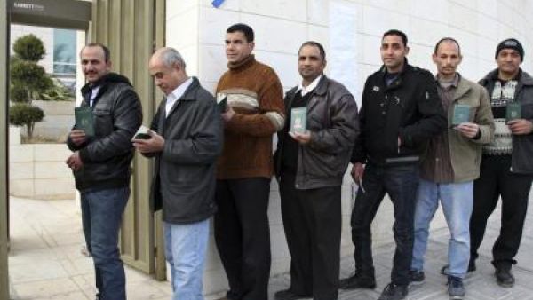 مصريون مغتربون في الاردن يتأهبون للتصويت على الدستور في السفارة المصرية بعمان
