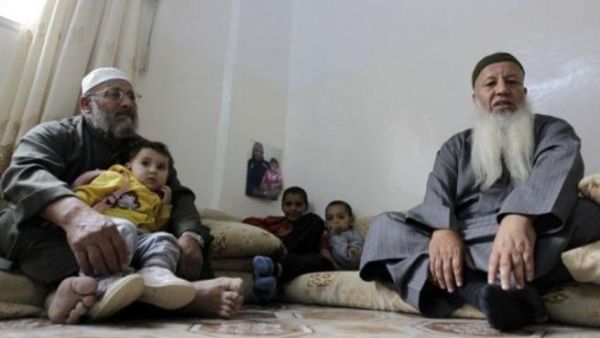 محمد عبد العال (يسار) يجلس مع الزعيم السلفي عبد شحادة المعروف بابو محمد الطحاوي والد زوجة محمد