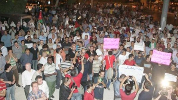 Activists demostrate near the Interior Ministry Circle, central Amman, to protest government decision to hike fuel prices on Saturday (Photo by Khaled Oudat)