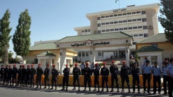 الشرطة الاردنية امام مجلس النواب في عمان