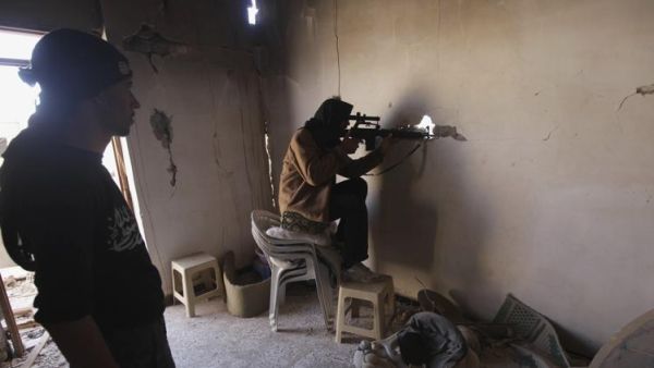 مقاتل من الجيش الحر في دير الزور