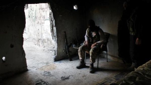 مقاتل من المعارضة في حي الجبيلة في دير الزور
