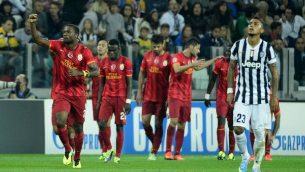 لاعبو غالاتاساراي يحتفلون بالهدف الأول وسط خيبة أمل آرتورو فيدال