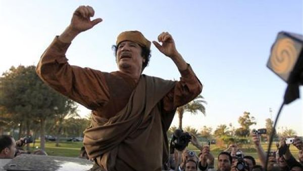 الزعيم الليبي معمر القذافي في طرابلس يوم الاحد
