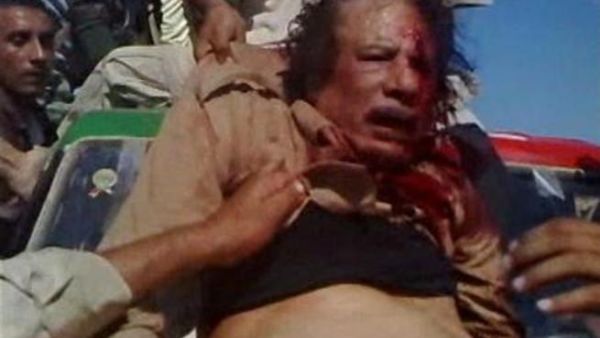 مقاتلون يلقون القبض على الزعيم الليبي الراحل معمر القذافي
