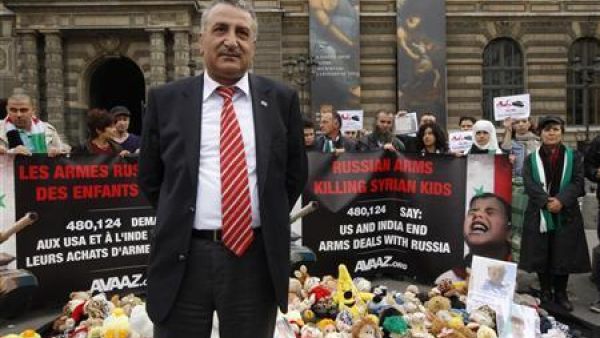 كمال اللبواني خلال تظاهرة بالقرب من متحف اللوفر في باريس
