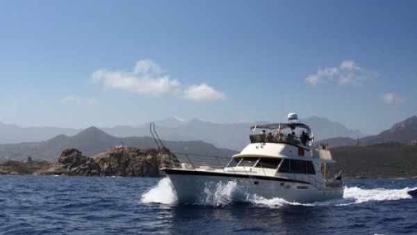 مركب "الكرامة" الفرنسي قبالة سواحل كورسيكا في 25 حزيران/يونيو 2011
