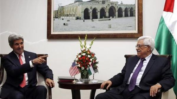 الرئيس الفلسطيني محمود عباس مع وزير الخارجية الامريكي جون كيري في رام الله 
