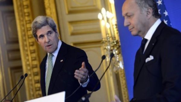وزير الخارجية الاميركي جون كيري (يسار) ونظيره الفرنسي لوران فابيوس