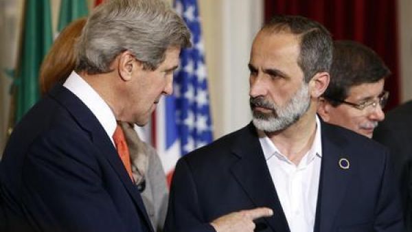 جون كيري (الى اليسار) يتحدث إلى معاذ الخطيب زعيم الائتلاف الوطني السوري في روما يوم الخميس