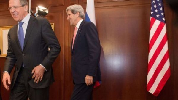 وزير الخارجية الاميركي جون كيري (يمين) ونظيره الروسي سيرغي لافروف