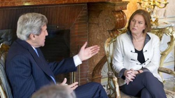 وزير الخارجية الأمريكي جون كيري (الى اليسار) يتحدث الى وزيرة العدل الاسرائيلية تسيبي ليفني في روما يوم الأربعاء. صورة لرويترز من ممثل لوكالات الانباء
