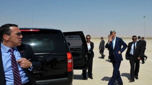 كيري يصل الى عمان لمباحثات حول عملية السلام