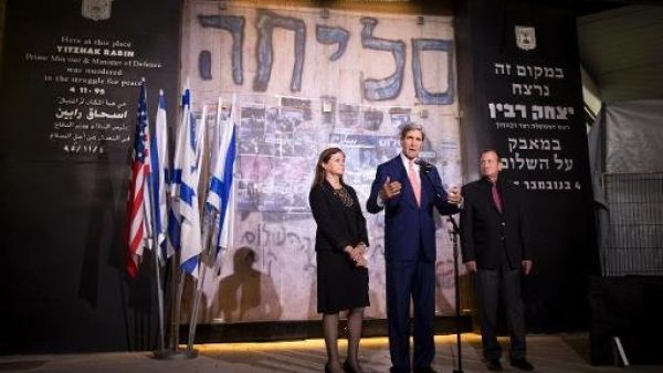 وزير الخارجية الاميركي جون كيري متوسطا ابنة اسحق رابين ورئيس بلدية تل ابيب بعد وضع اكليل زهر الثلاثاء 5 تشرين الثاني/نوفمبر 2013