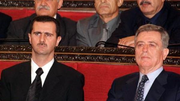 نائب الرئيس السوري السابق عبد الحليم خدام (الى اليمين في الصف الأول) يجلس الى جوار بشار الأسد 
