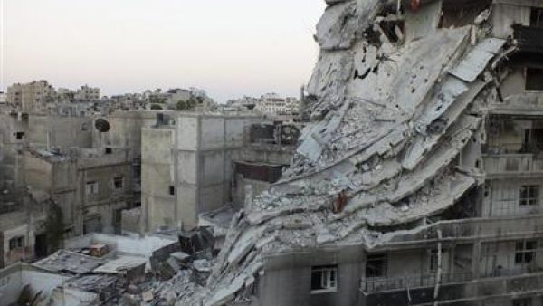 منظر عام لمبان مدمرة في حي الخالدية بحمص