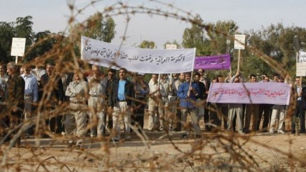 انصار مجاهدي خلق يتظاهرون في معسكر اشرف ضد قرار السلطات العراقية نقلهم من المعسكر
