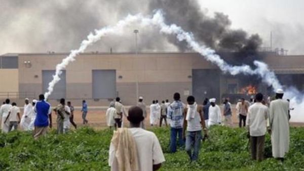 متظاهرون سودانيون امام السفارة الأمريكية في الخرطوم
