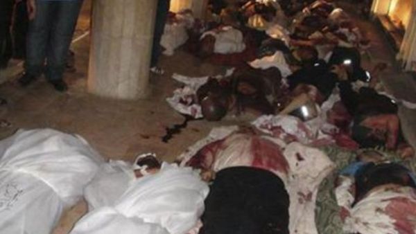 جثامين قتلى سقطوا في قصف القوات الحكومية لمنطقة دوما قرب دمشق يوم الخميس
