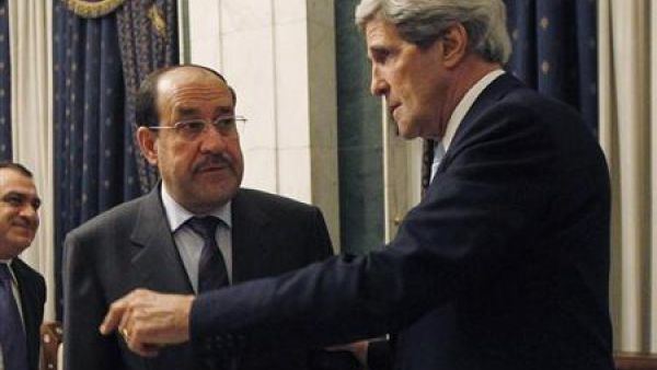 كيري (الى اليمين) يتحدث الى المالكي في بغداد
