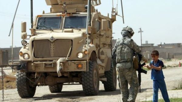 طفل عراقي يسير نحو جندي اميركي يقوم بدورية في كركوك