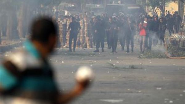 مؤيد للرئيس المصري المعزول محمد مرسي اثناء اشتباكات مع قوات الامن بمنطقة كورنيش النيل القريبة من ميدان التحرير بوسط القاهرة