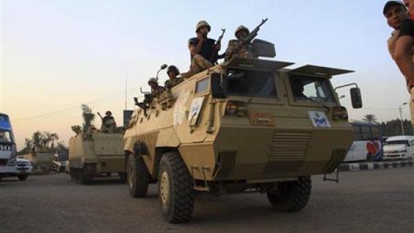 افراد امن خلال اقتحام منطقة كرداسة قرب القاهرة
